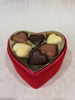 Afbeeldingen van Vilten hart gevuld met chocoladen hartjes