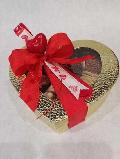Afbeeldingen van Gouden hart vensterdoos gevuld met assortiment chocolade