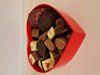 Afbeeldingen van Rood hart vensterdoos gevuld met assortiment chocolade