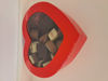 Afbeeldingen van Rood hart vensterdoos gevuld met assortiment chocolade