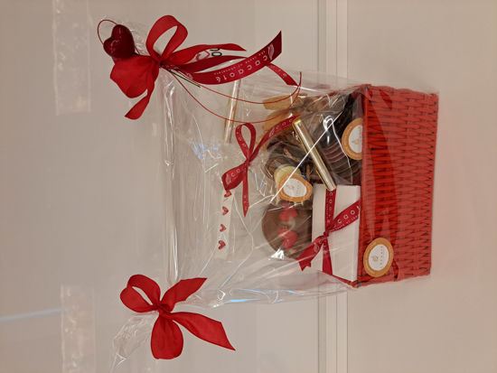 Afbeeldingen van Rechthoekig rood mandje gevuld met lekkers
