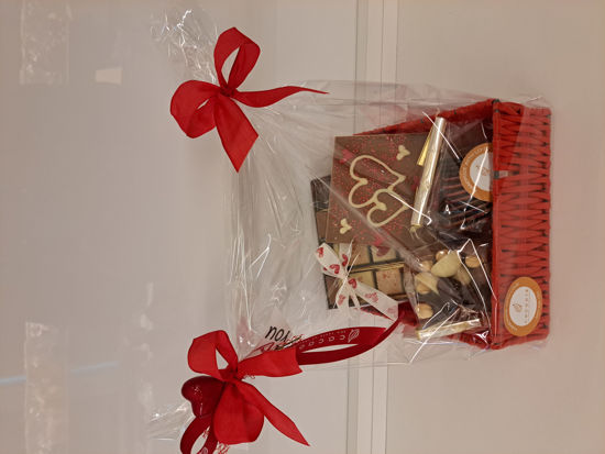 Afbeeldingen van Vierkant rood mandje gevuld met lekkers