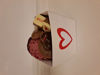 Afbeeldingen van Bakje met hartje gevuld met valentijnschocolaatjes